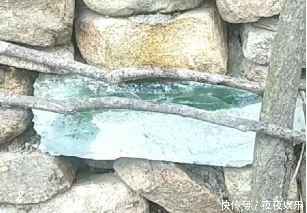 农村人用一大块玉石垒院子, 是有钱还是不知道