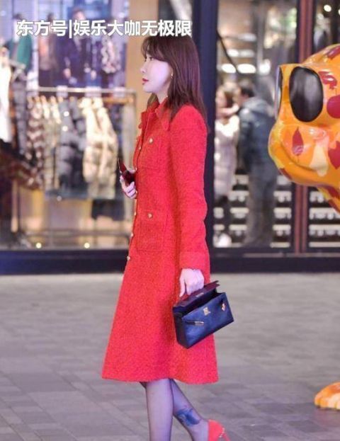  「月貌花容」街拍：月貌花容的美女，一件白色衬衫配白色短裤，时尚唯美好身材