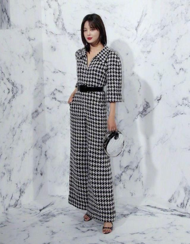 辛芷蕾的镂空白T真给力，性感又显腰，网友：容易让人犯强迫症！