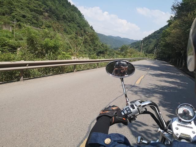 告别重庆,进入贵州,小情侣在夜里赶路,却遇到了危险