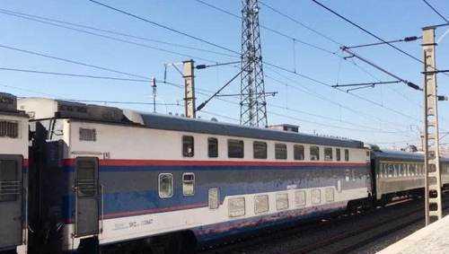 中国国内行程最长的火车：途经45个城市，跑一趟需要三天三夜