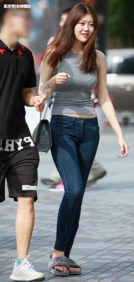 时尚街拍:紧身衣配紧身牛仔裤，完美展示小姐姐的傲人身材!