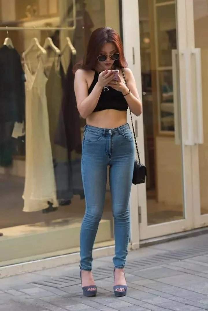 甜美小姐姐穿搭紧身裤,勾勒出来的线条比傲人的上围还要吸睛
