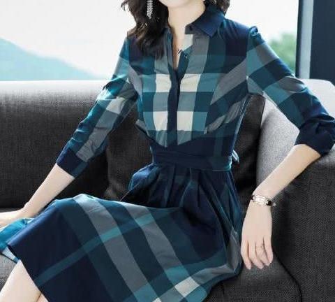 女人若是不差钱的话，初秋穿秋裙＋尖头鞋，洋气时髦显美嫩！