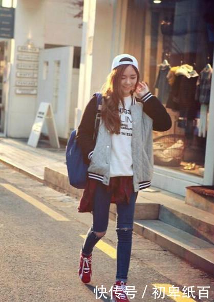 【 大方】小姐姐笑起来优雅大方,街拍:蓝色紧身衣搭配白色短裤