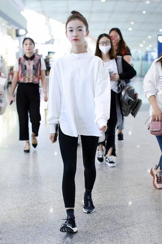 吴谨言白衣黑裤现身机场，没刘海却被吐槽颜值下跌，网友:认不出