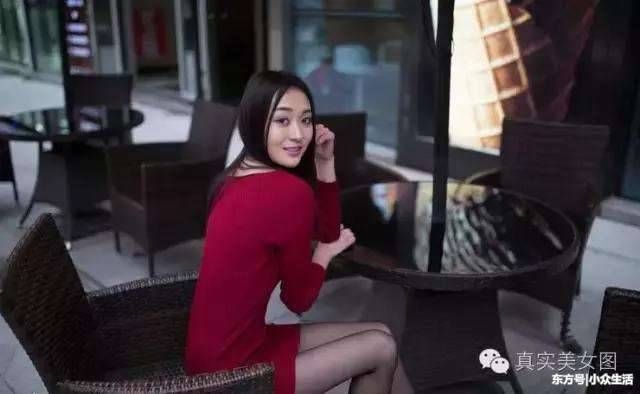 街拍:步行街上的妙龄小姐姐，黑丝袜配细高跟凸显强烈的质感