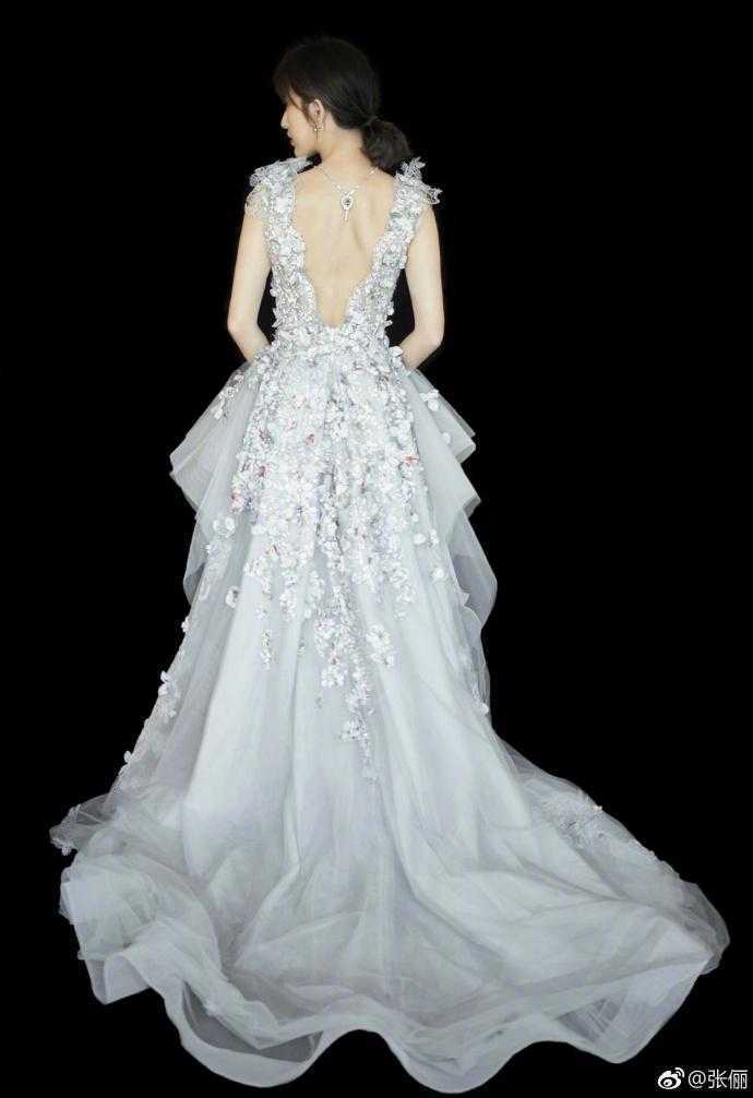 张俪跟金晨同穿仙女裙, 网友: 看这个背就知道谁更美了
