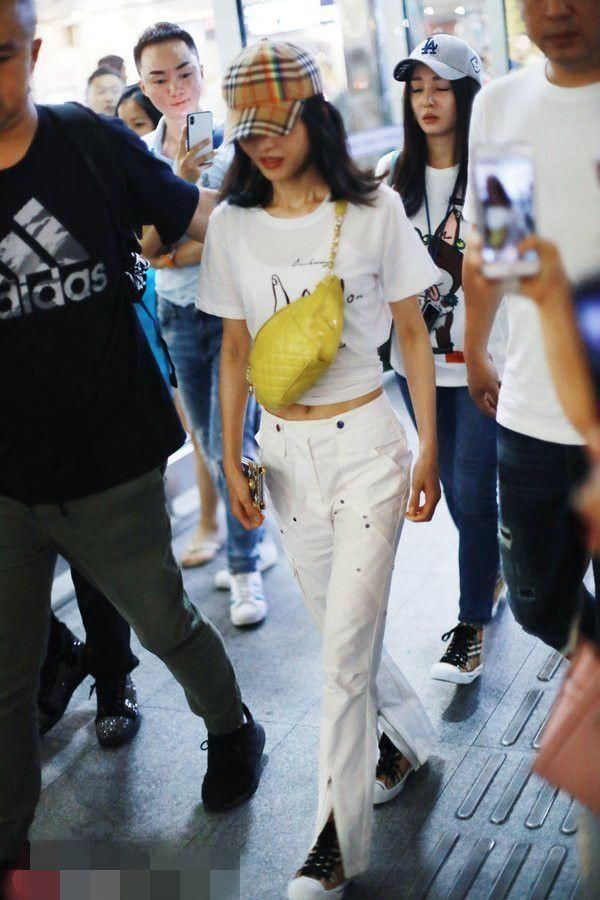 同样是穿白T恤，李沁荷叶款时髦有范，刘诗诗露肚脐超性感！