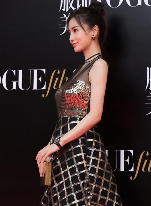 Angelababy 身穿长裙秀曼妙曲线，越来越有女人味！