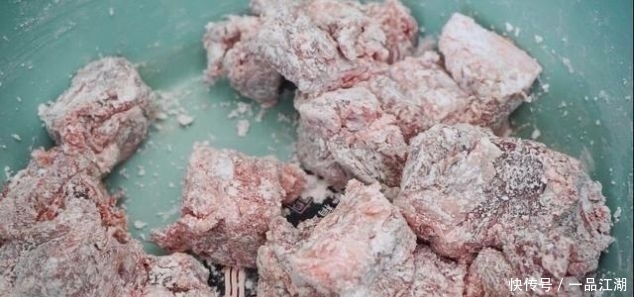 【我家】排骨我家从不炖着吃,淋上鸡蛋液,一周做5次,太费米饭了