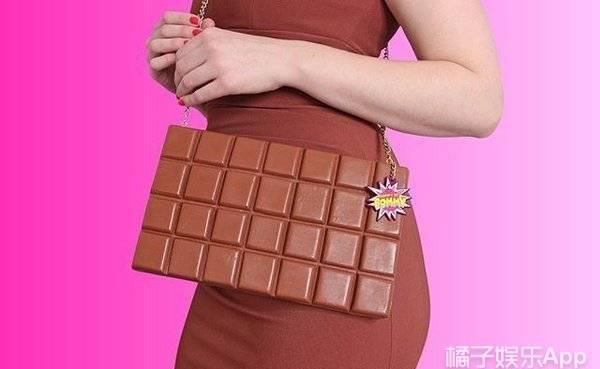 设计师■LadyGaga五花肉套装见过吗?还有方便面链条包,穿着都能去涮火锅了