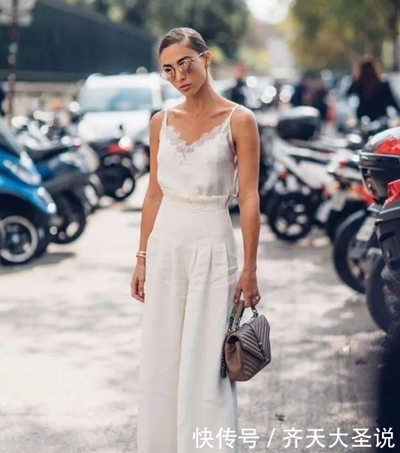 #气质#女人穿阔腿裤时,别总搭衬衫,当下流行这4种穿法,时髦又高级