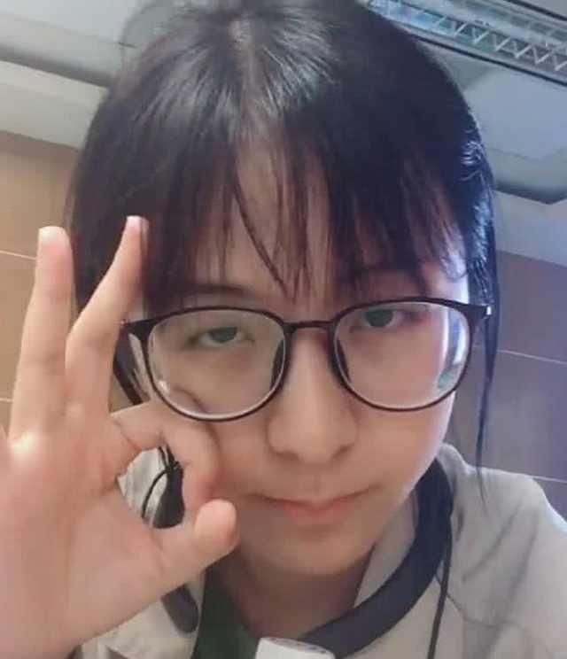 戴眼镜的学生妹,化妆后秒变“女王脸”,网友:一眼误终生!