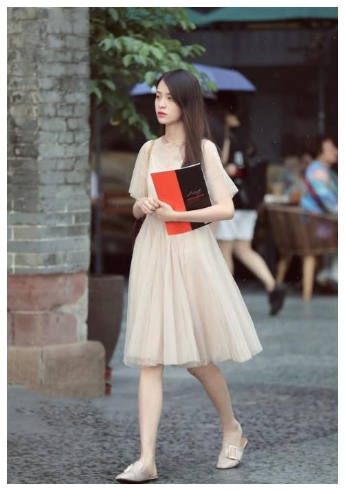 街拍:图1弯腰提鞋,图3韵味十足,图8时尚优雅