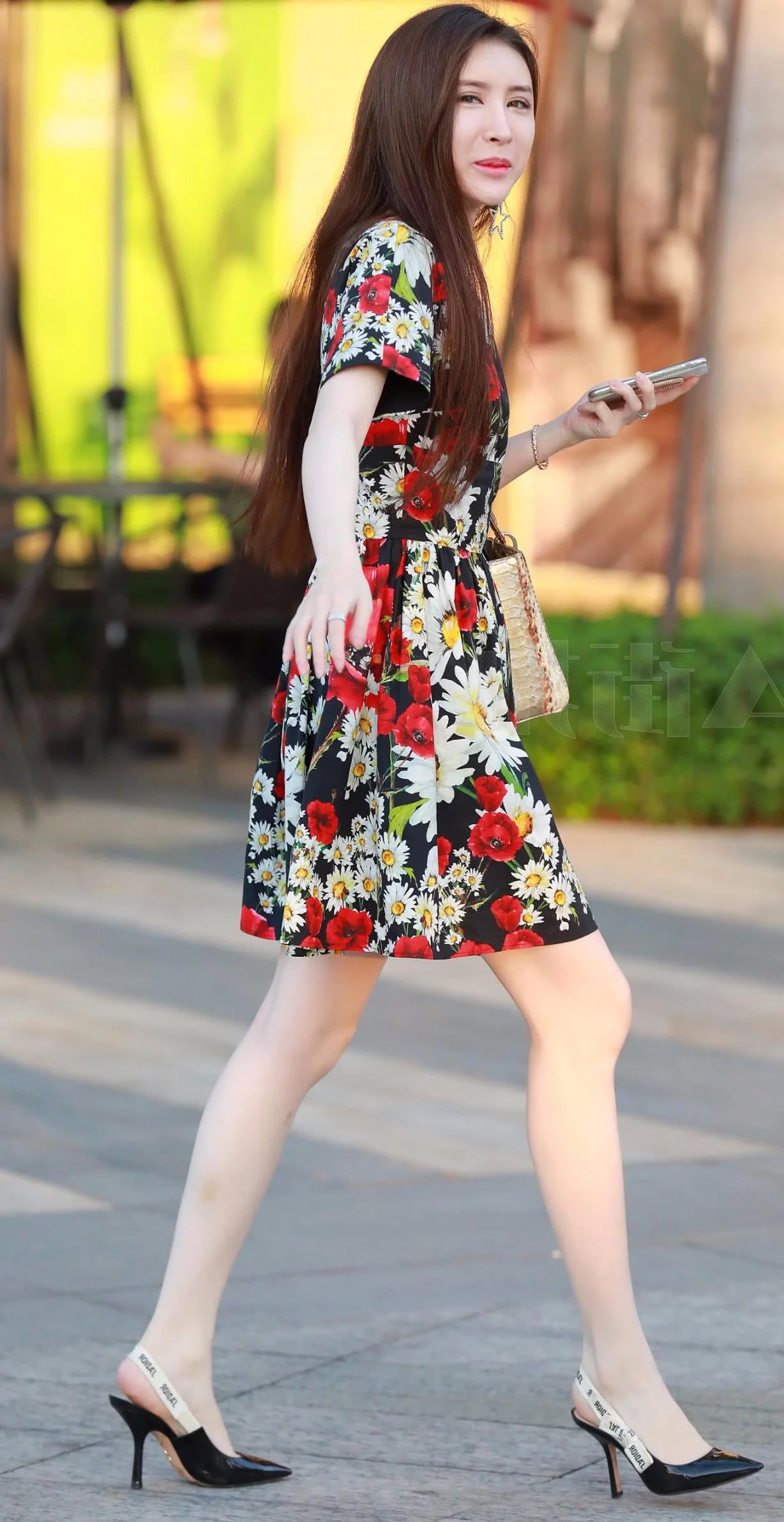 甜美小姐姐与同事谈笑风生,在她转身的时候尽显好身材