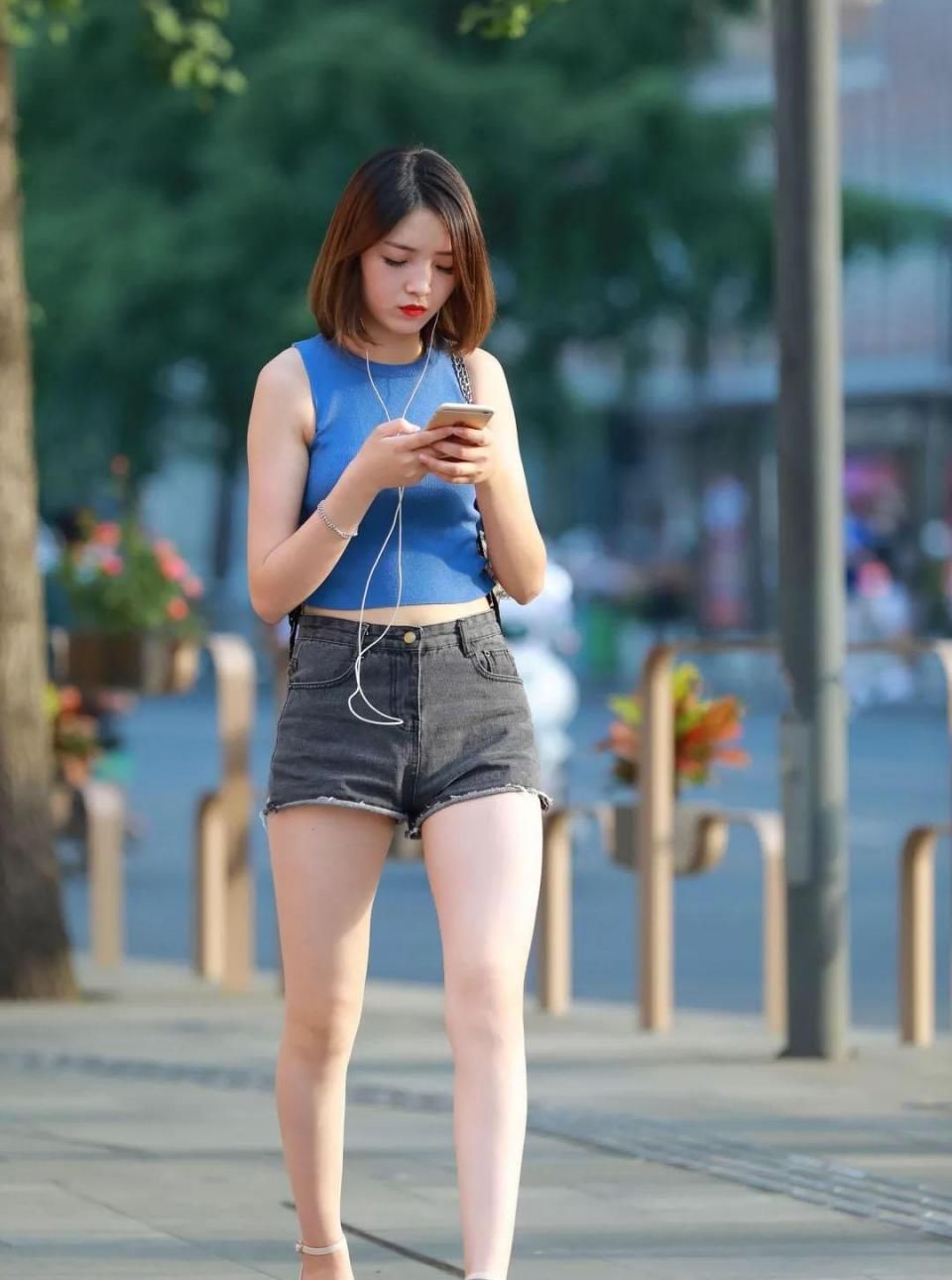 街拍:时尚美女紧身裤勾勒丰满弧线，健美平坦的小蛮腰显马甲线