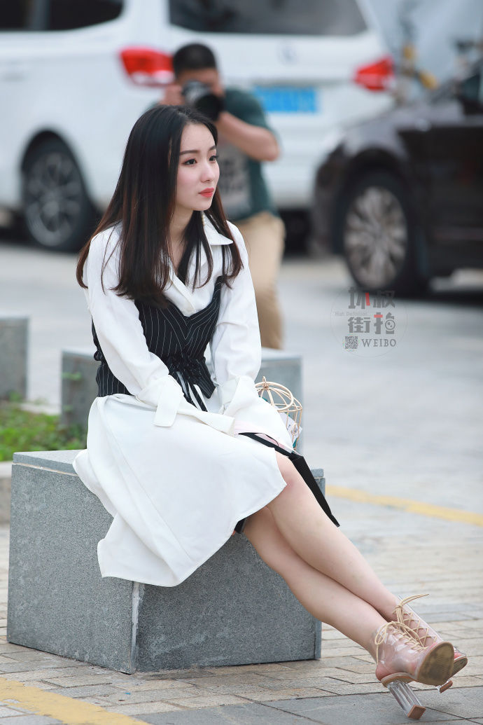 路人街拍,小姐姐的鸟笼包包,才真的有艺术