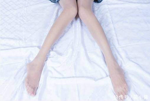 精致设计的尖头细跟，尽显高贵轻奢的风范，在人群中闪耀夺目