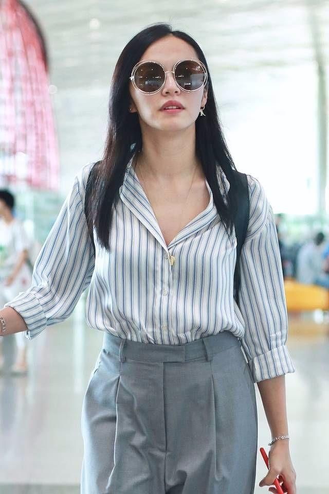 看到姚晨才知道什么叫一条裤子毁所有!这样穿腰比水桶还要粗了!