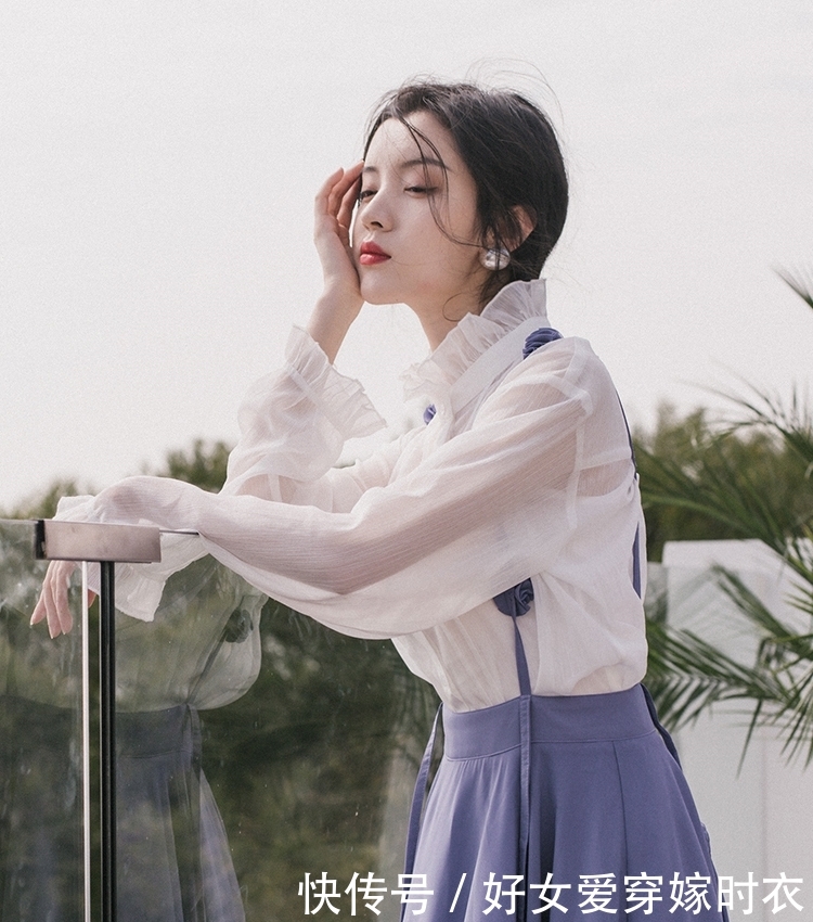 爆棚■“白色衬衫+紫色花朵背带裙”=仙气又减龄,回头率爆棚!