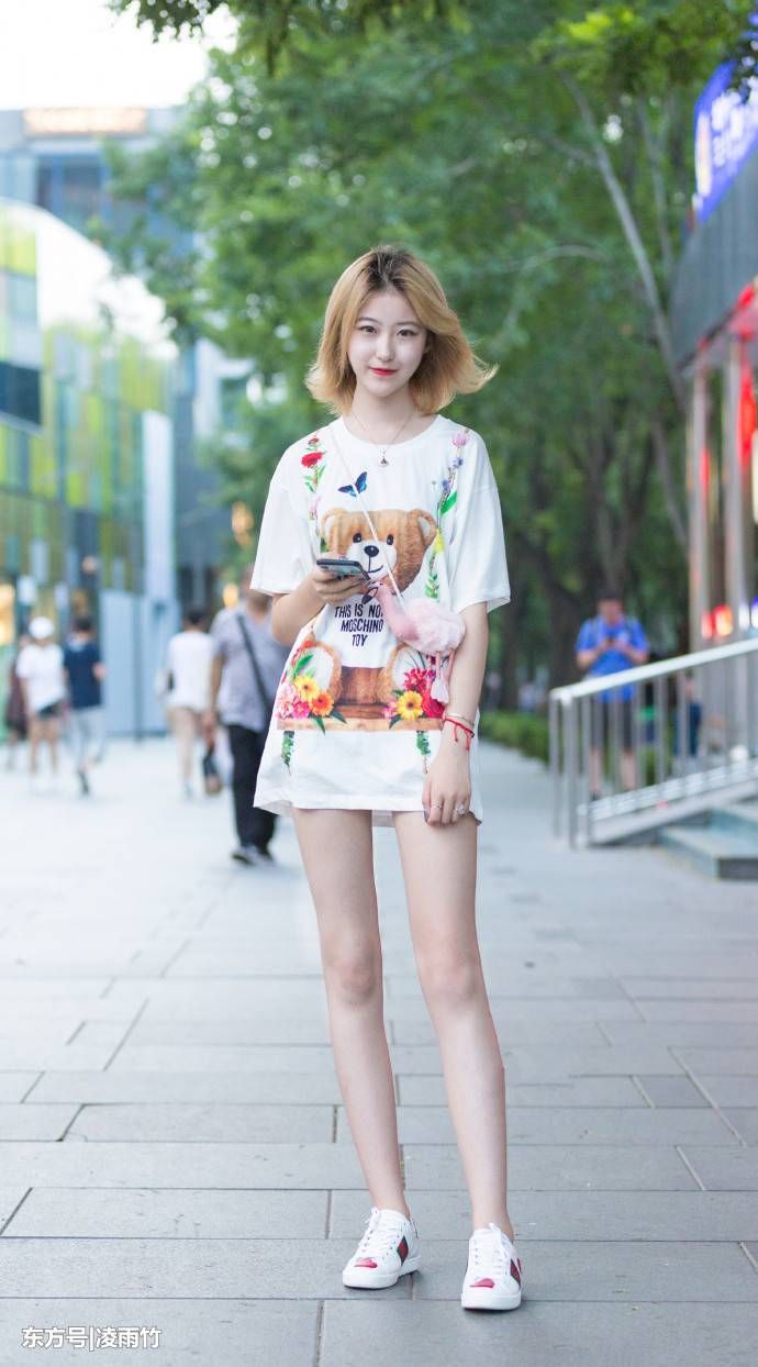 北京街拍：T恤衫的初秋搭配，简单又不失时髦