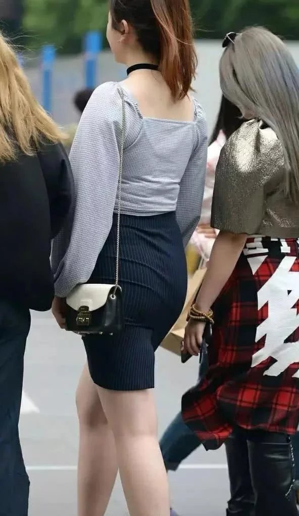 微胖轻熟女包臀裙裹出丰腴的臀线，大象腿粗壮有力，左右摇摆很有