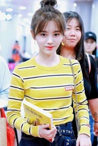 鞠婧祎也是豁出去了，为显高将裤腰提高10厘米，可惜腿还不够长