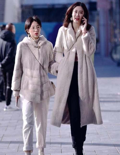  『搭配』街拍：天生丽质的小姐姐，一件白色短袖配黑色短裙，青春靓丽气息