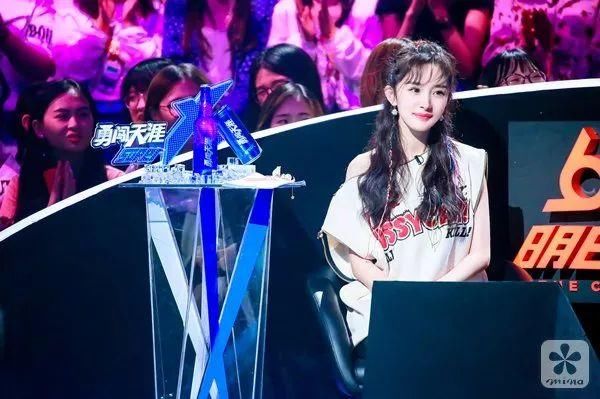 发型｜从上世纪80年代的港风到如今的娱乐圈，杨幂的羊毛卷发真的