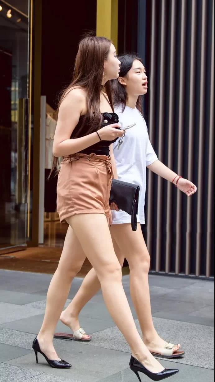 两气质小姐姐逛街谁更性感撩人，走路时摇摆的姿态妩媚多情