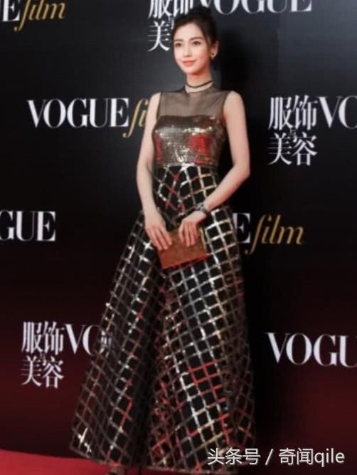 杨颖也是很霸气了，拿着一块“金砖”出席活动？都知道你很富！