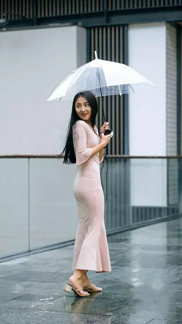 小姐姐穿搭紧身连衣裙，这紧俏的臀部吓坏男友，网友“被宠成小仙