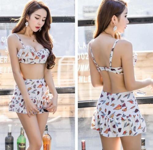 年轻漂亮的比基尼泳衣美女，展现修长身材，韵味十足！