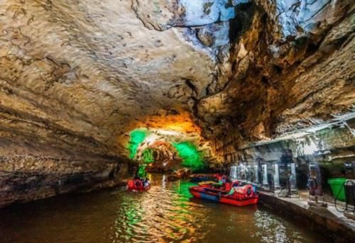 世界之最，黄龙洞属喀斯特岩溶地貌，享有绝世奇观之美誉