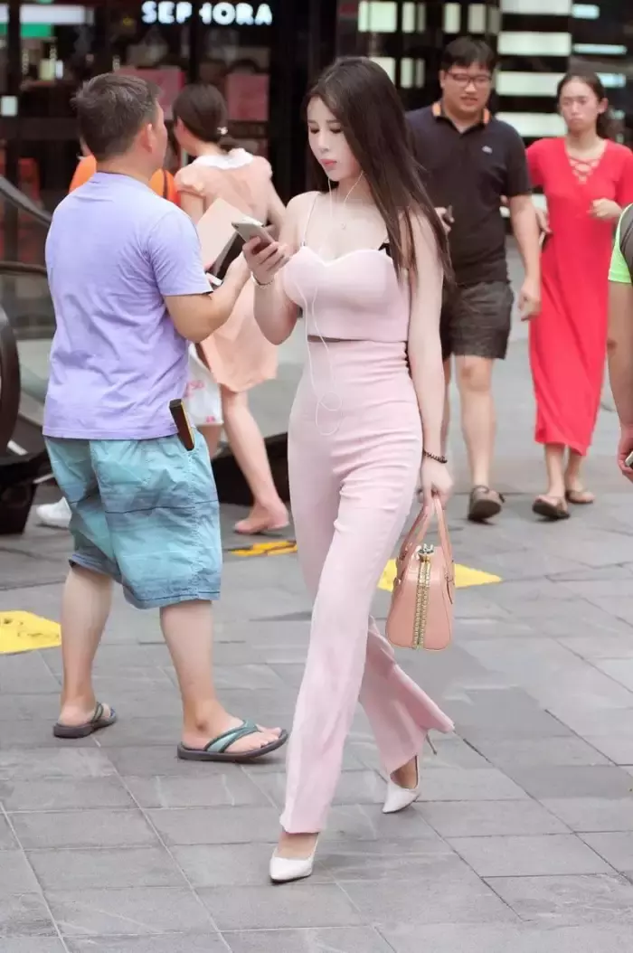 街拍，五款显腿长显女人味的时尚穿搭，好看养眼，你值得拥有!