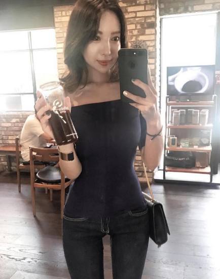 潮流显身材的弹力牛仔裤，彰显腿部曲线，穿上非常有气质！