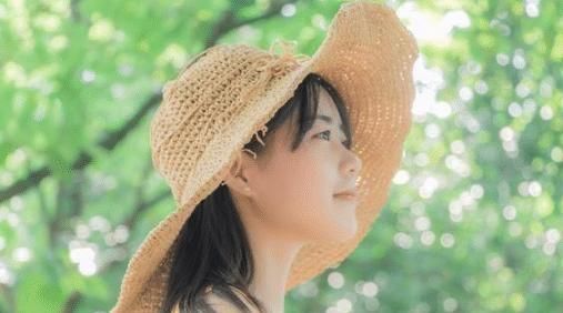  早上■护肤小技巧：早上做到4件小事，肌肤水嫩又光滑，中年女人显年轻