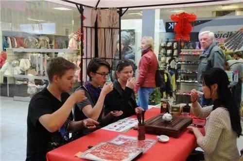 美国游客迷惑：这东西这么贵中国却每家都有，真的是太有钱了