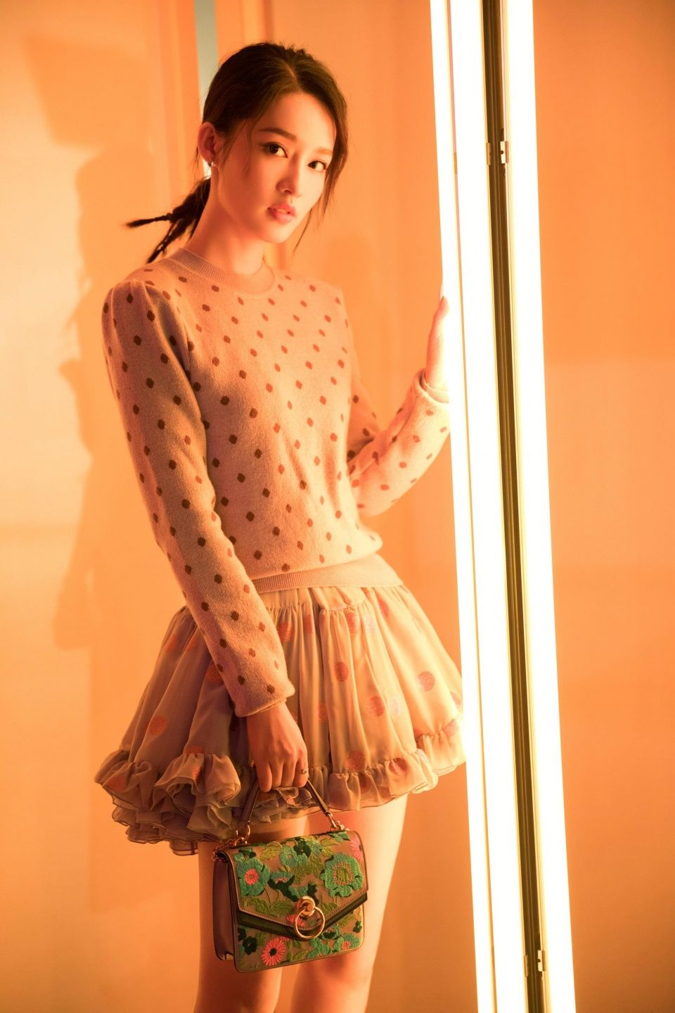 李沁首尔看秀 被韩媒称赞清新美貌和傲人美腿