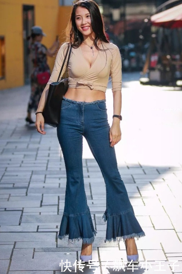 路人街拍：唯美的紧身牛仔裤小姐姐，凸显成熟的魅力！