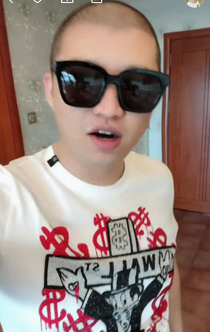 快手网红“二驴”开播，直播间谈“王祖蓝”首秀一事，快手官方发