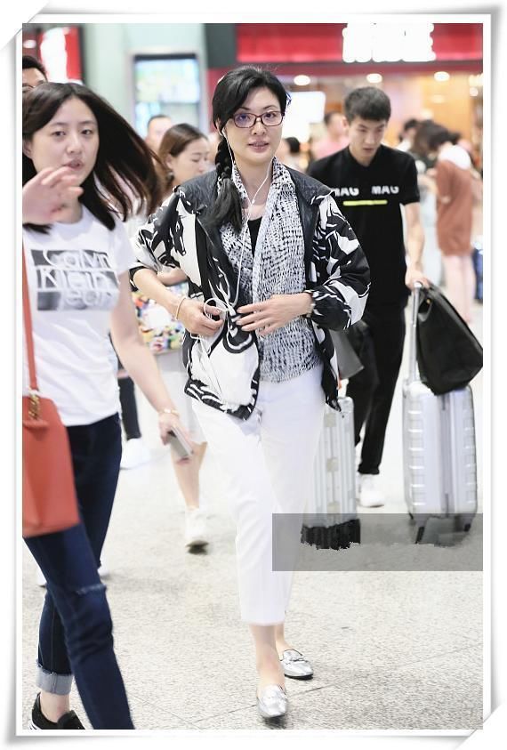 当50岁周涛扎上麻花辫，网友直呼：嫩炸天！这气质不是董卿能比的