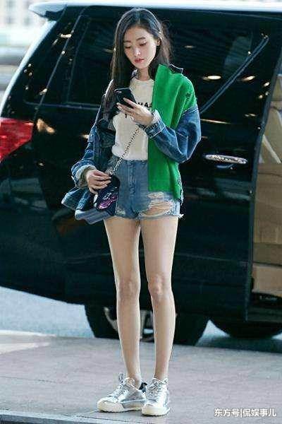 张天爱咋想的？袜子直接套在裤子外，网友：是刚从农村插秧回来吗