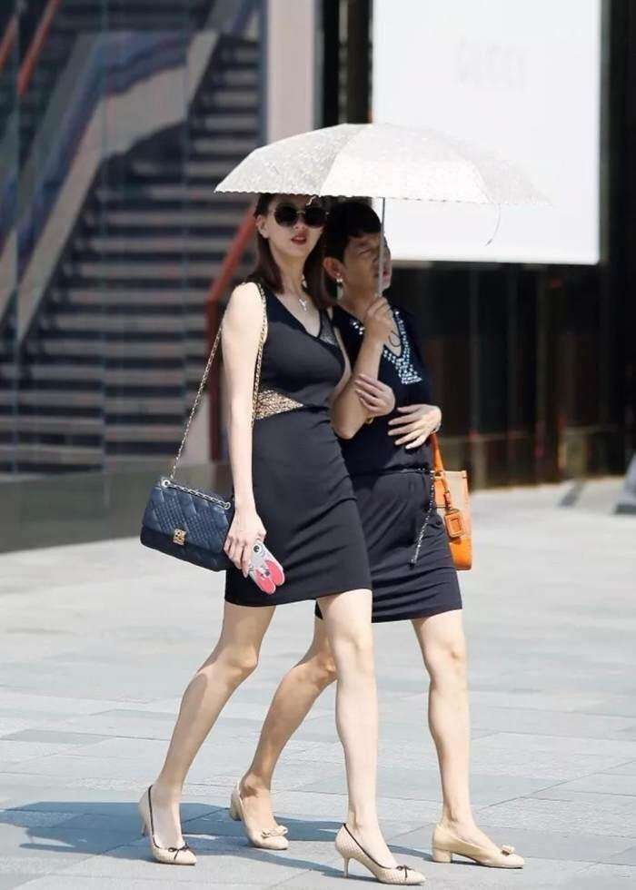 街拍: 紧身包臀裙的小姐姐, 高挑身材白皙肌肤很好看