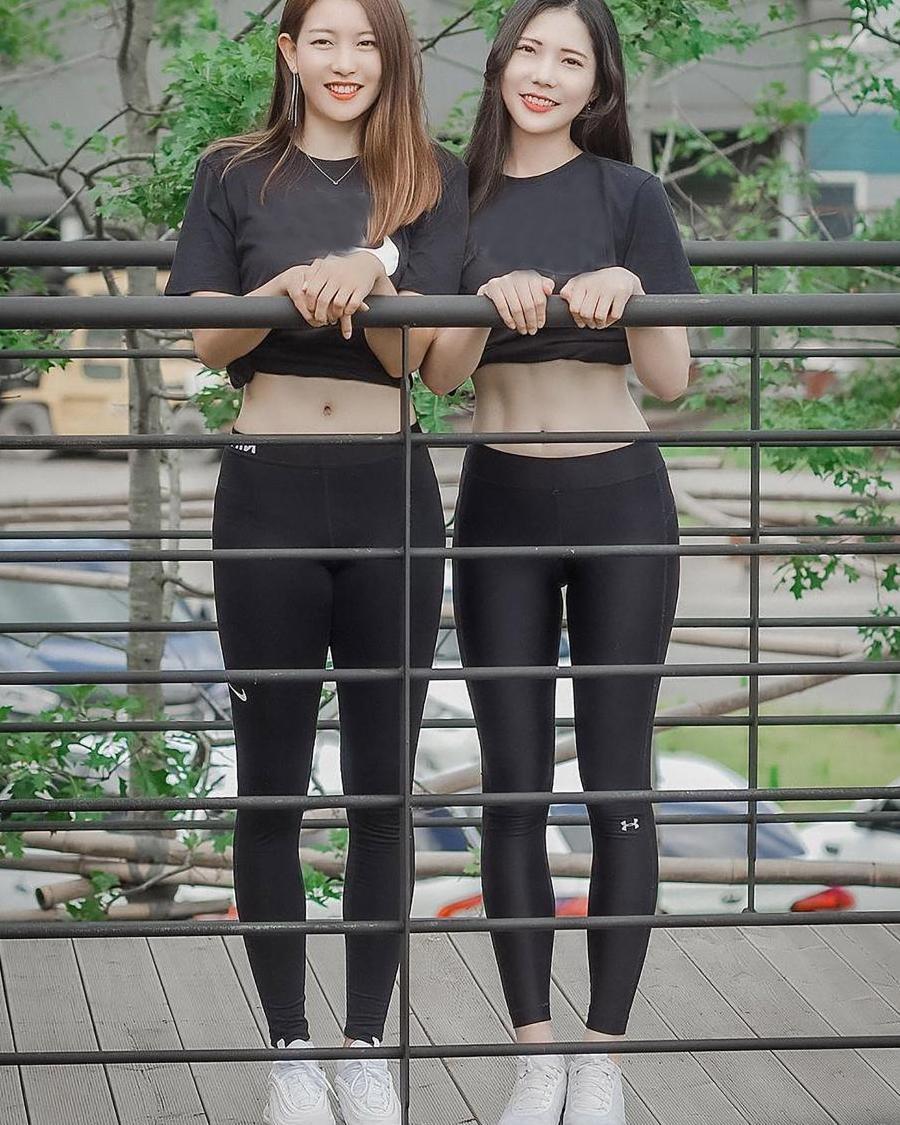 一样的打底裤, 姐妹花穿出两种味道