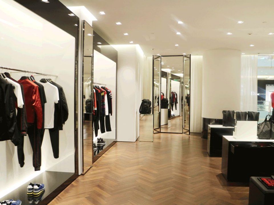 亲身示范丨原来真的可以在试衣间自拍出时尚芭莎封面!