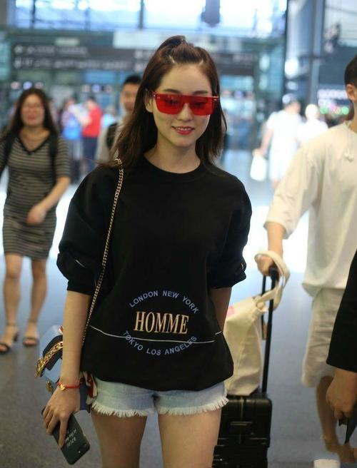 杨幂没有选错了，旗下艺人祝绪丹，颜值直逼迪丽热巴！