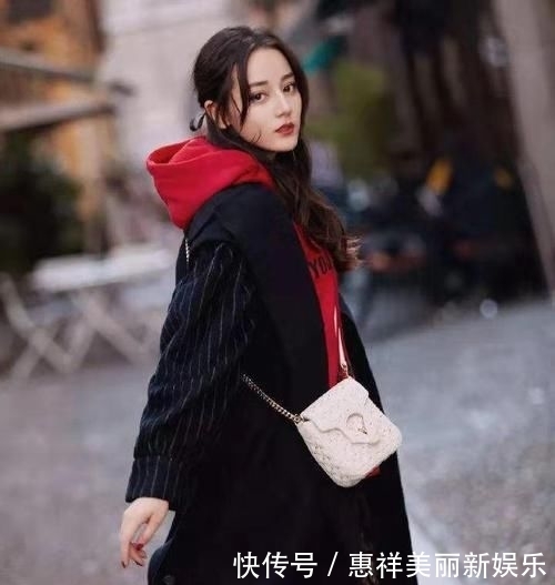  [显得]毛衣打底已经过时了，今年流行用这件“内搭”配大衣，保暖又时髦