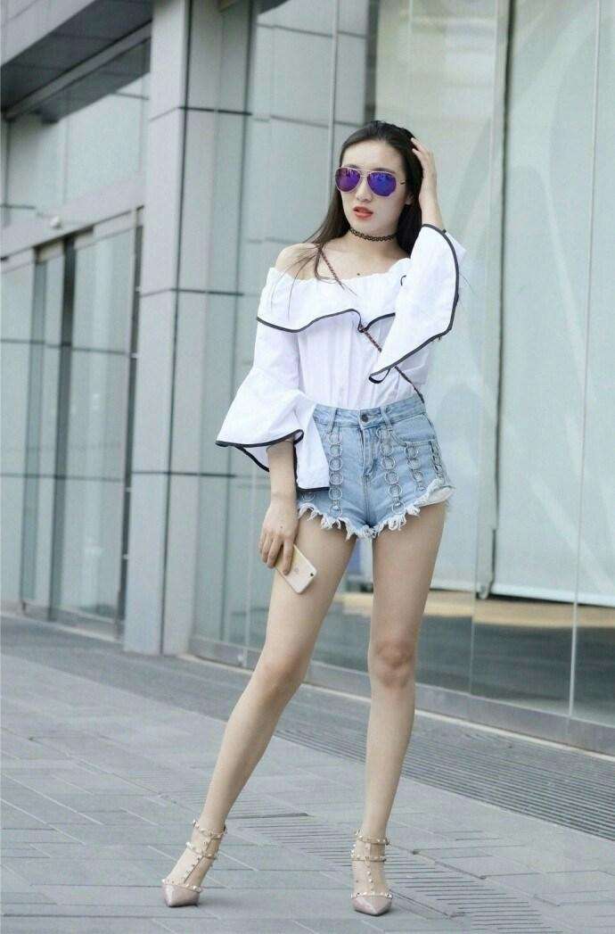 街拍：小姐姐“零”负担的牛仔小短裤，好看还舒适
